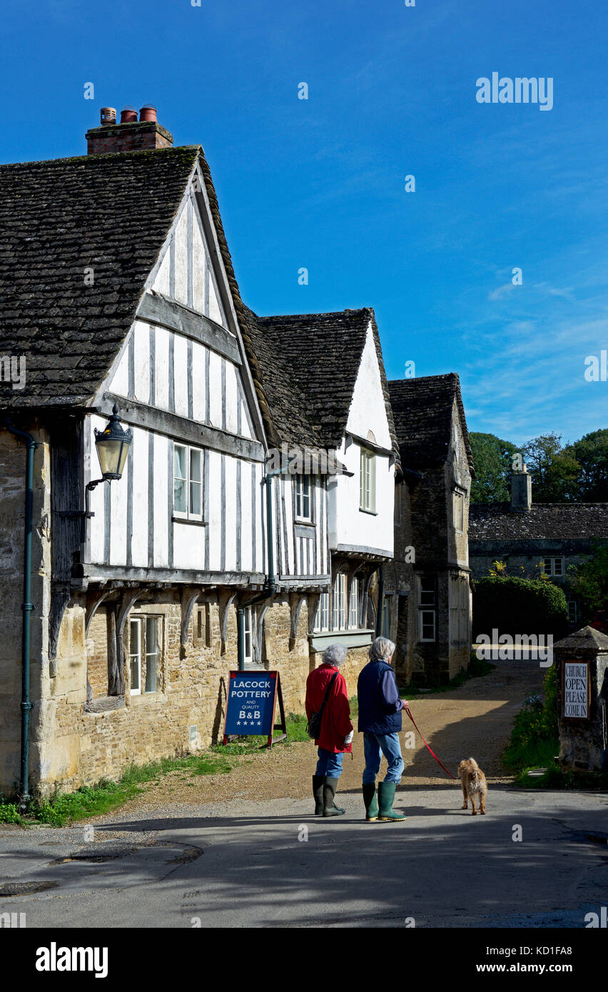 Bâtiments à colombages dans le village de Lacock, Wiltshire, Angleterre, Royaume-Uni Banque D'Images