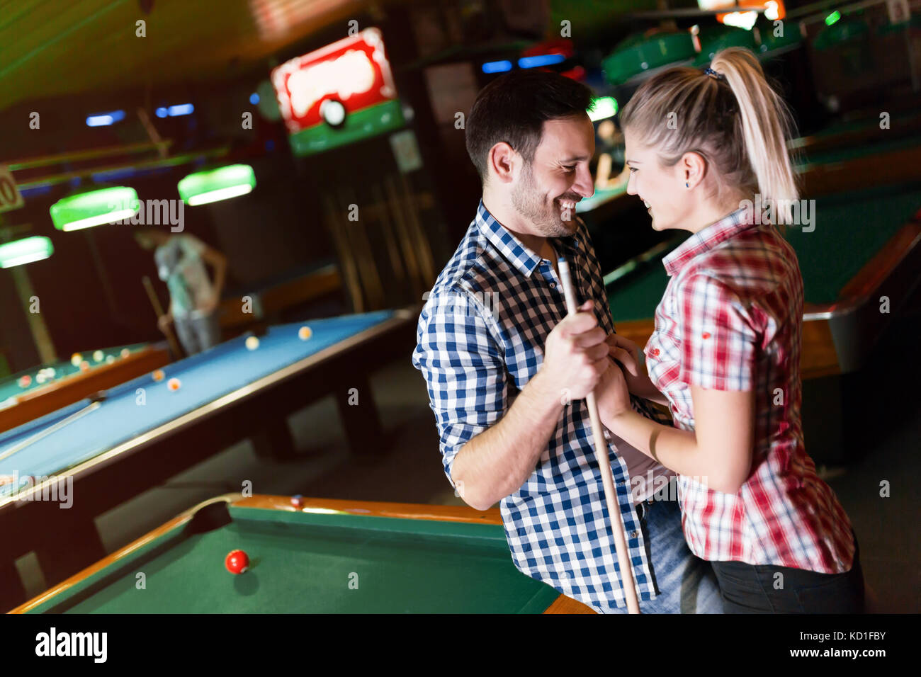 Jeune couple jouant ensemble extérieure en bar Banque D'Images