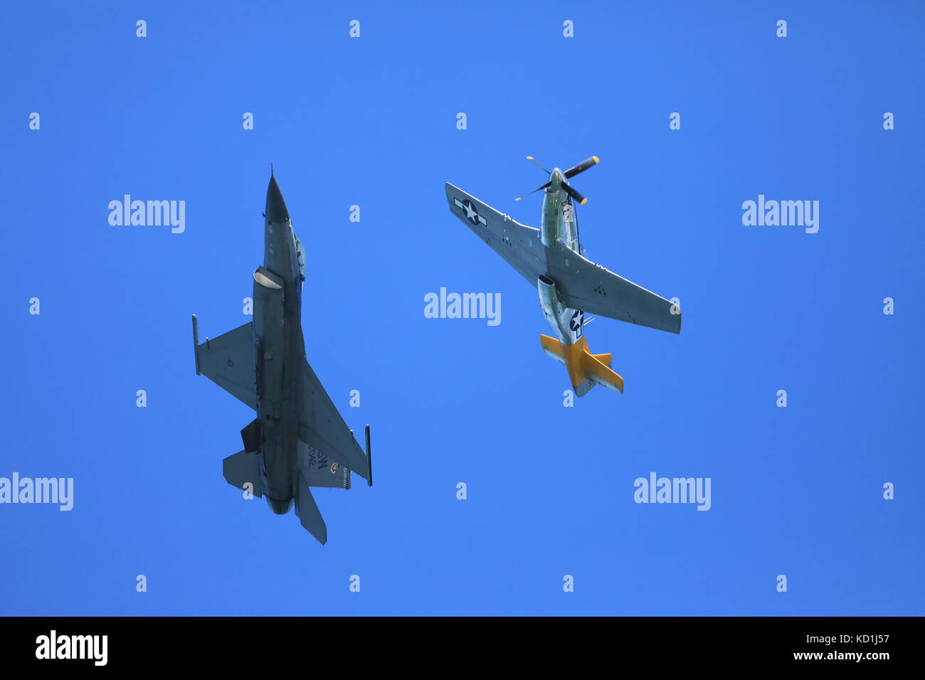 F-16 et P-51 Fighter jets volent ensemble au San Francisco Fleet week Airshow, ancien et nouveau Banque D'Images