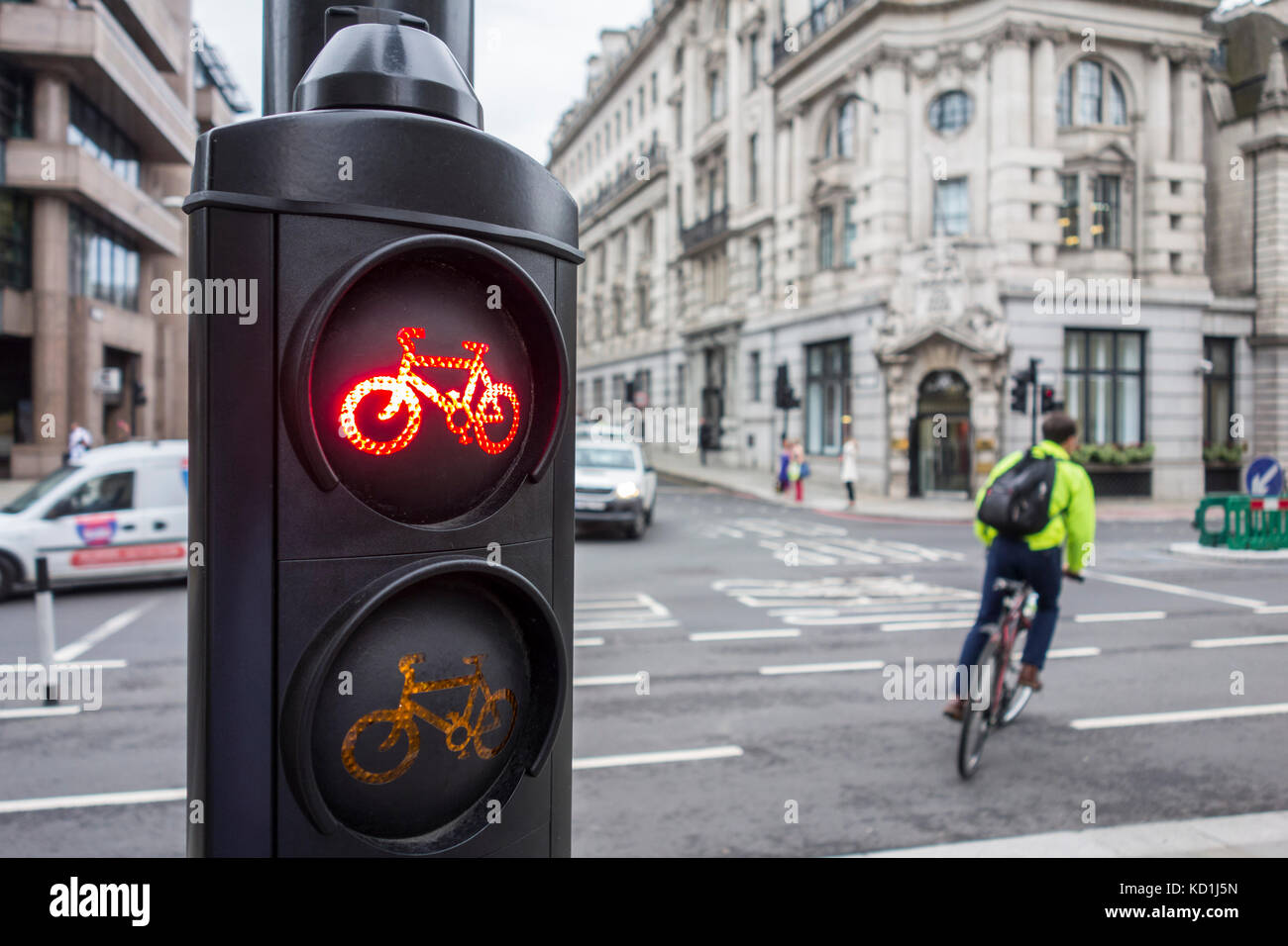 Cycles cycliste grâce à un feu rouge. Ville de London, UK Banque D'Images