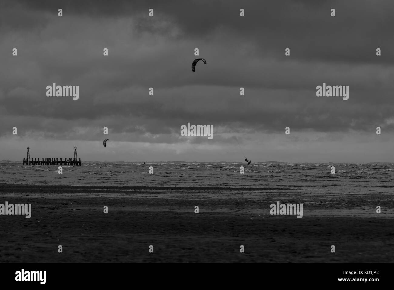 Kite surfeurs bravant le froid sur st annes beach. lancashire lee crédit ramsden / alamy Banque D'Images