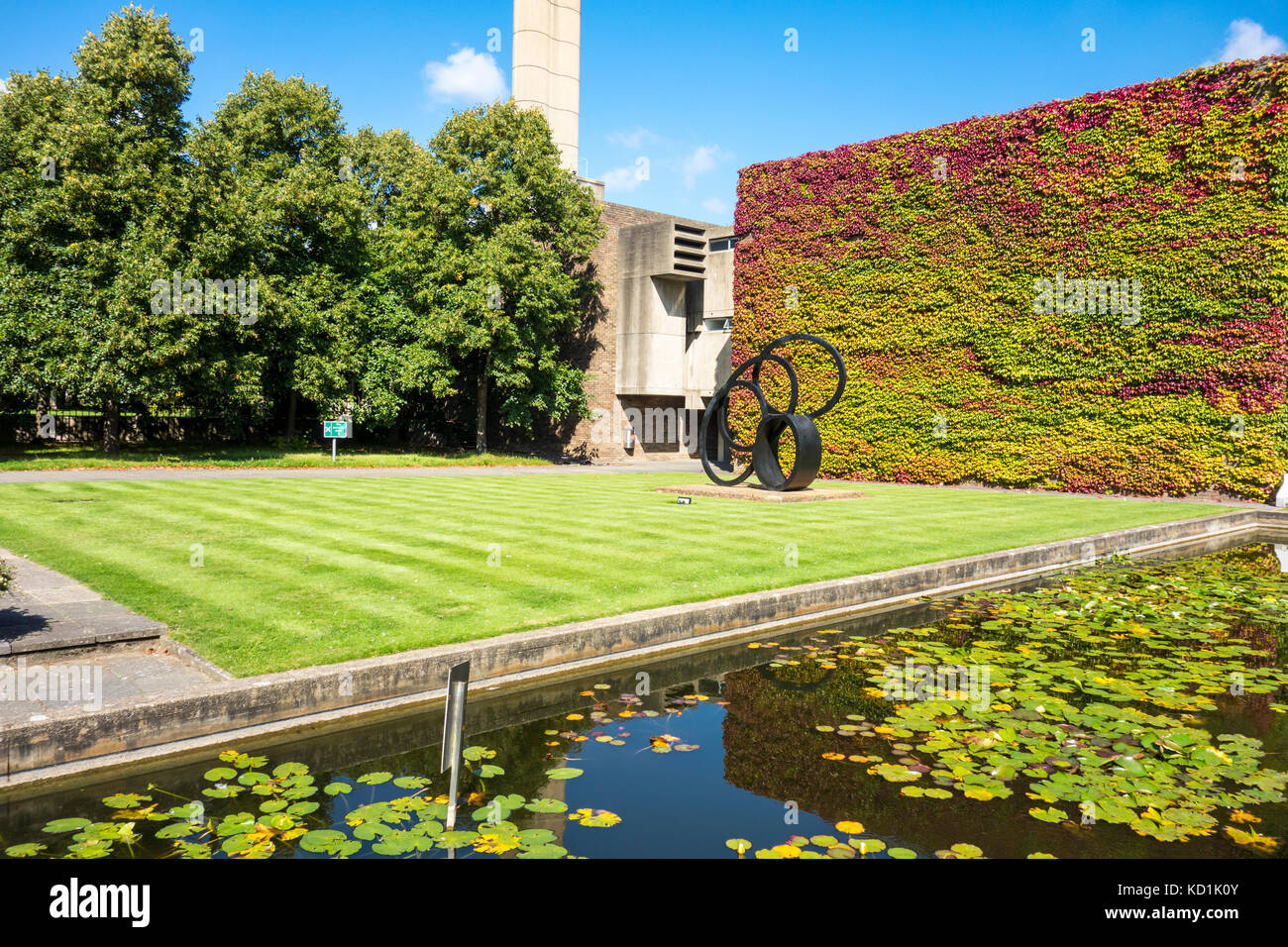 Sculpture par Nigel Hall, Churchill College, Université de Cambridge, Royaume-Uni Banque D'Images