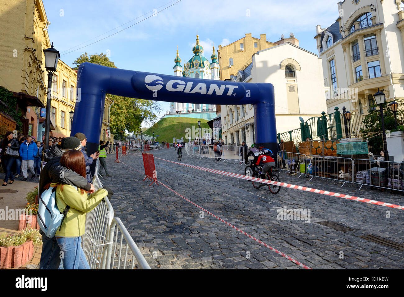 Kiev, Ukraine - 7 octobre : les coureurs sont sur red bull hill chasers le 7 octobre 2017 à Kiev, Ukraine. c'est le vélo de course de sprint en montée. prendre plac Banque D'Images