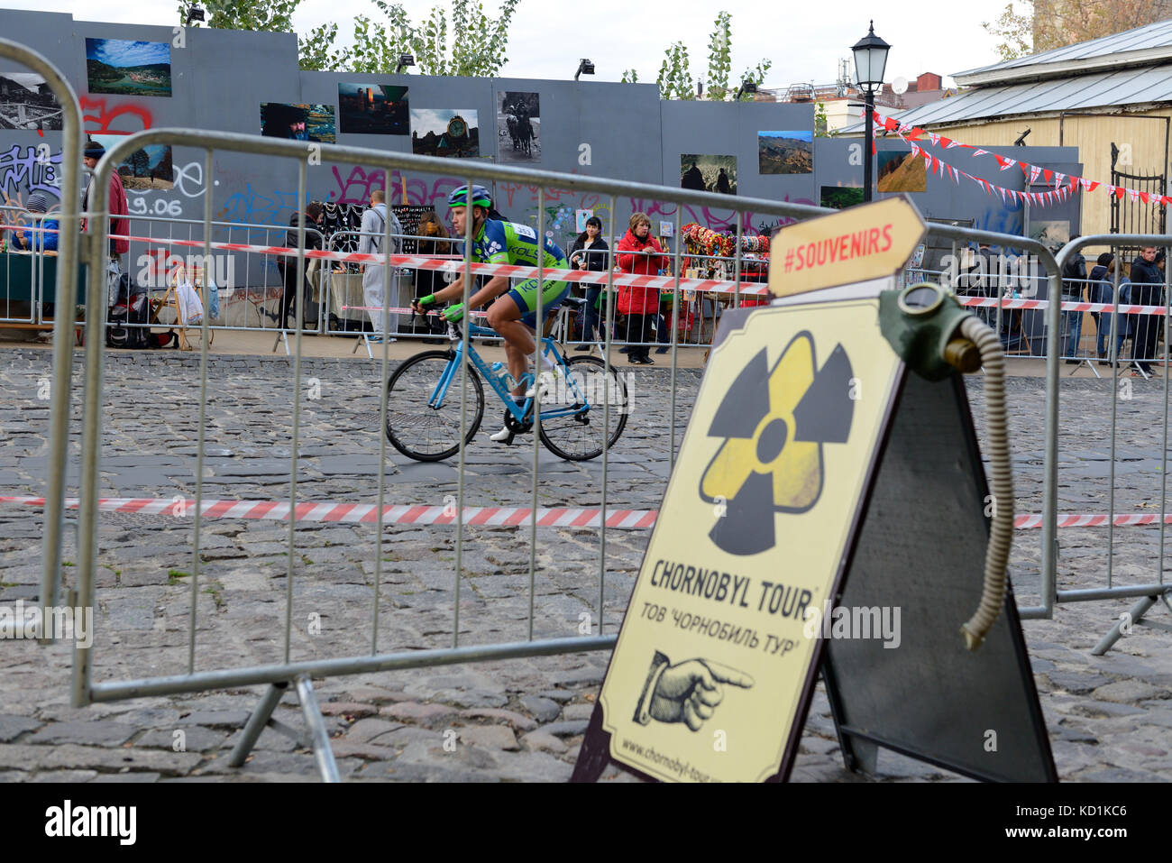 Kiev, Ukraine - 7 octobre : les coureurs sont sur red bull hill chasers le 7 octobre 2017 à Kiev, Ukraine. c'est le vélo de course de sprint en montée. prendre plac Banque D'Images