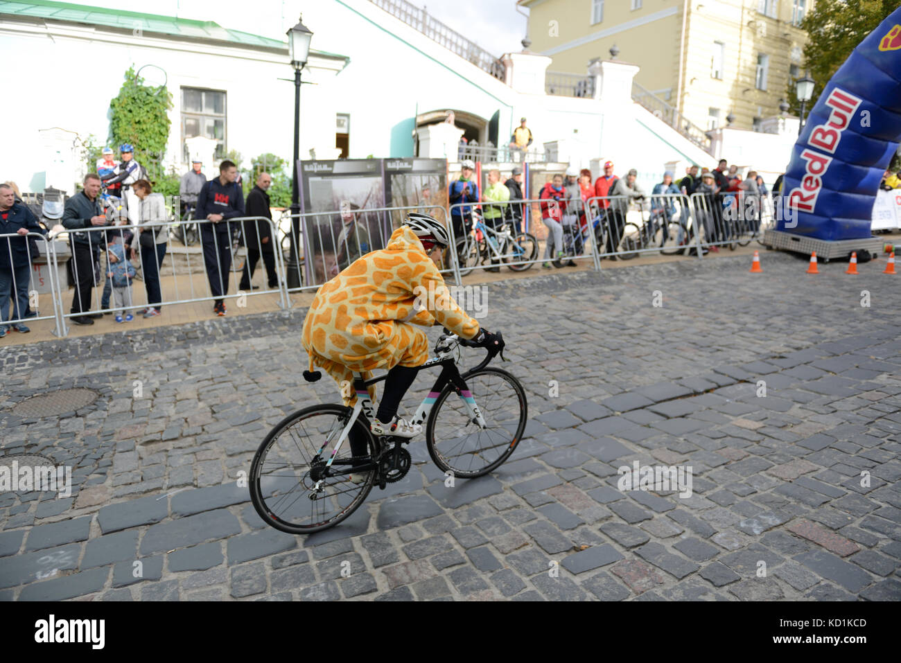 Kiev, Ukraine - 7 octobre : les coureurs sont sur red bull hill chasers le 7 octobre 2017 à Kiev, Ukraine. c'est le vélo de course de sprint en montée. prendre plac Banque D'Images