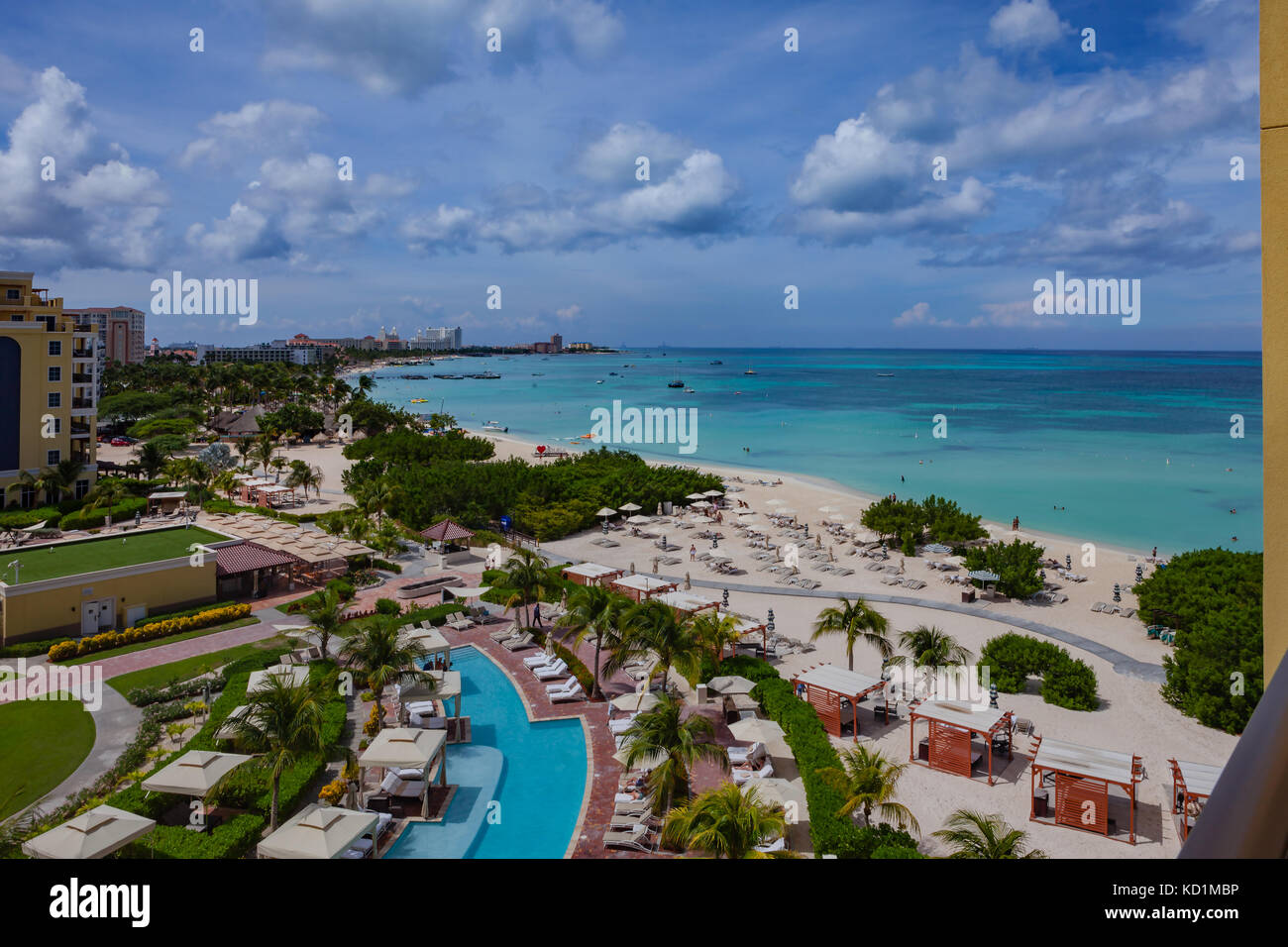 Station touristique de palm beach à Aruba sur la mer des Caraïbes du sud dans la lumière du soleil du matin. Plusieurs hôtels de luxe plage et bateaux à l'ancre au large. Banque D'Images