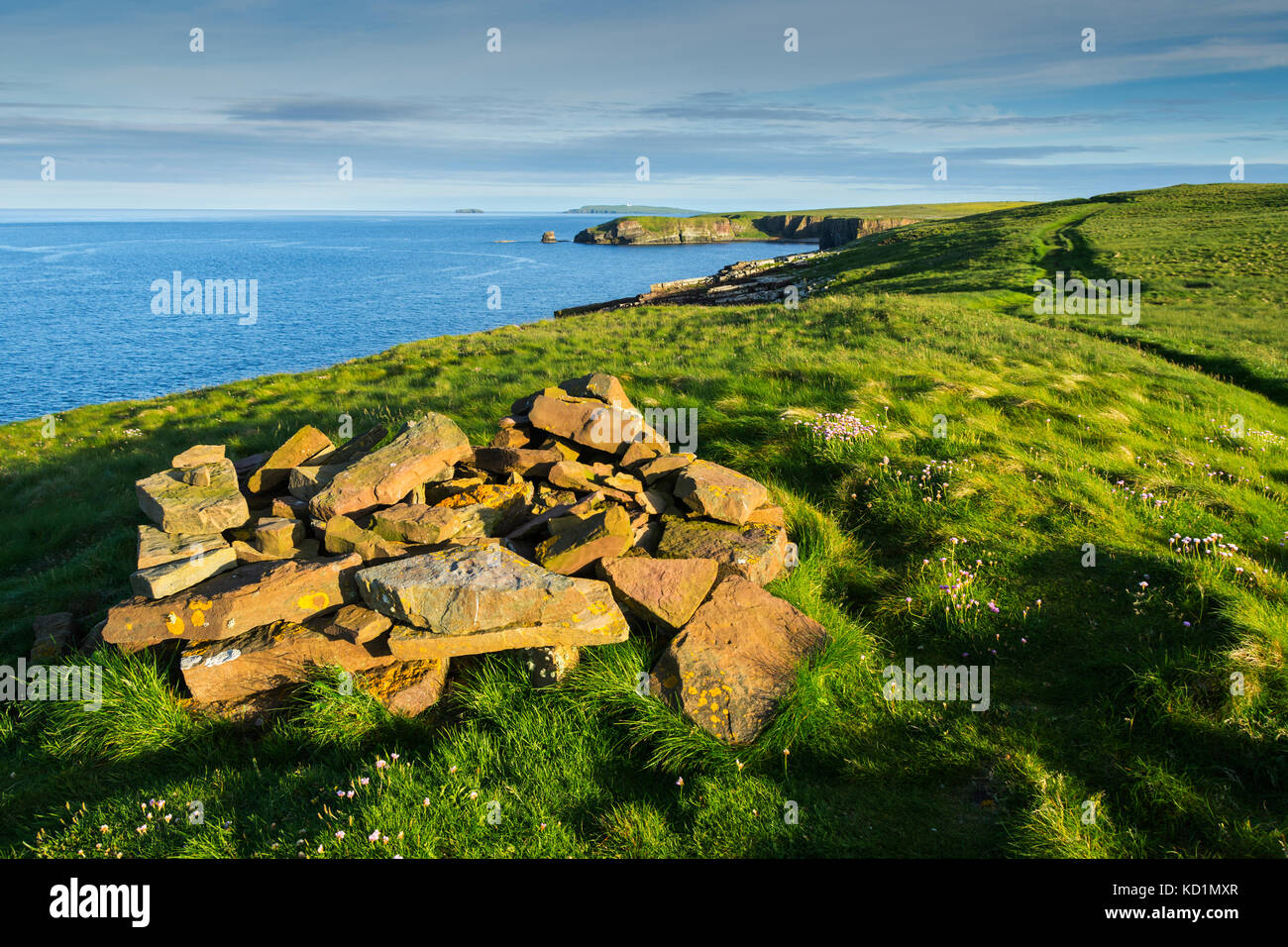 En regardant vers le sud vers le brough de Deerness, d'un cairn sur Mull Head, Deerness, Orkney Mainland, Écosse, Royaume-Uni. Banque D'Images