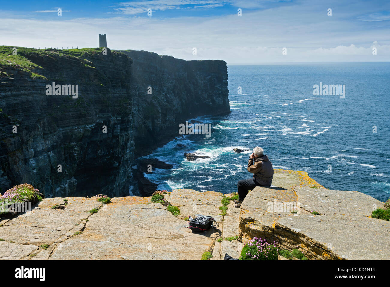 Le Kitchener Memorial (construit en 1926) et les falaises de Marwick Head, Orkney Mainland, Écosse, Royaume-Uni. Banque D'Images