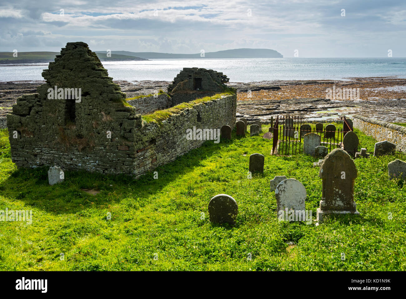 Costa Head sur l'Orkney Mainland au-dessus du détroit d'Eynhallow, de l'église St. Mary's sur la promenade Westness Heritage, Rousay, Orkney Islands, Ecosse, Royaume-Uni. Banque D'Images