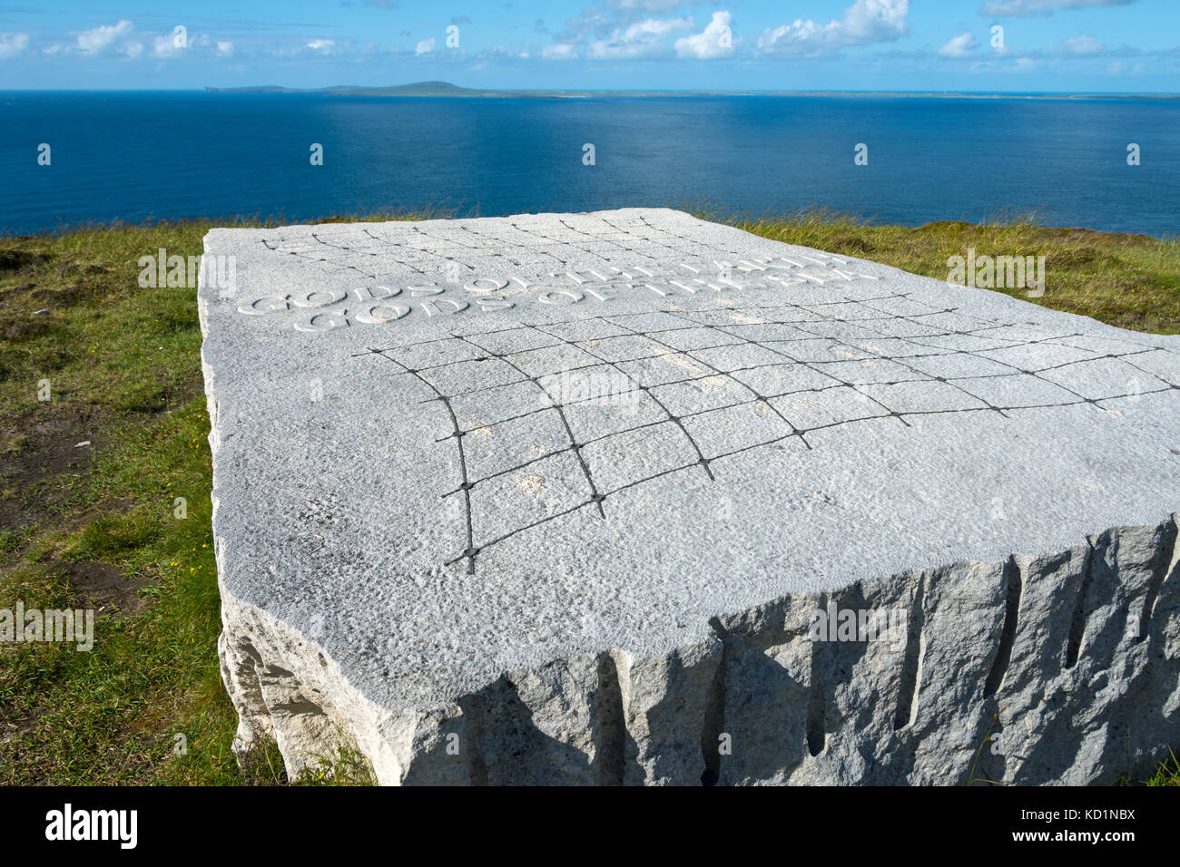 "Dieux de la Terre, des Dieux de la mer', une sculpture par Ian Hamilton Finlay. Faraclett Saviskaill Bay, près de tête, Rousay, îles Orcades, Ecosse, Royaume-Uni. Banque D'Images