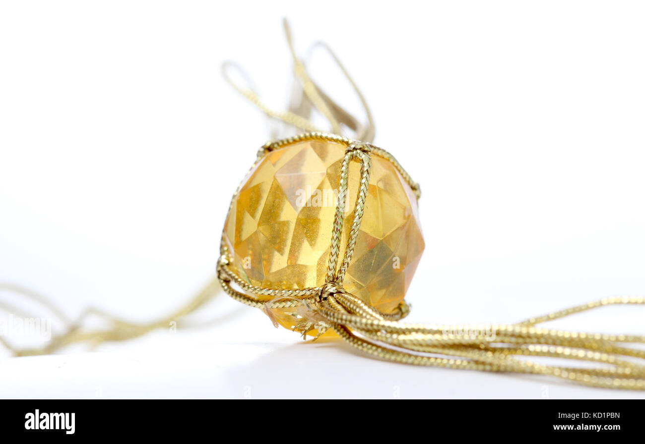 Photo d'un collier avec des perles en plastique bon marché avec corde de couleur d'or Banque D'Images