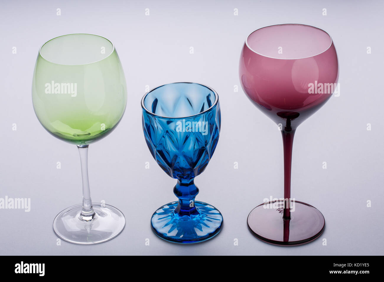 Trois différents types de verres sur fond gris. photo de verres vides et de ses réflexions. Banque D'Images