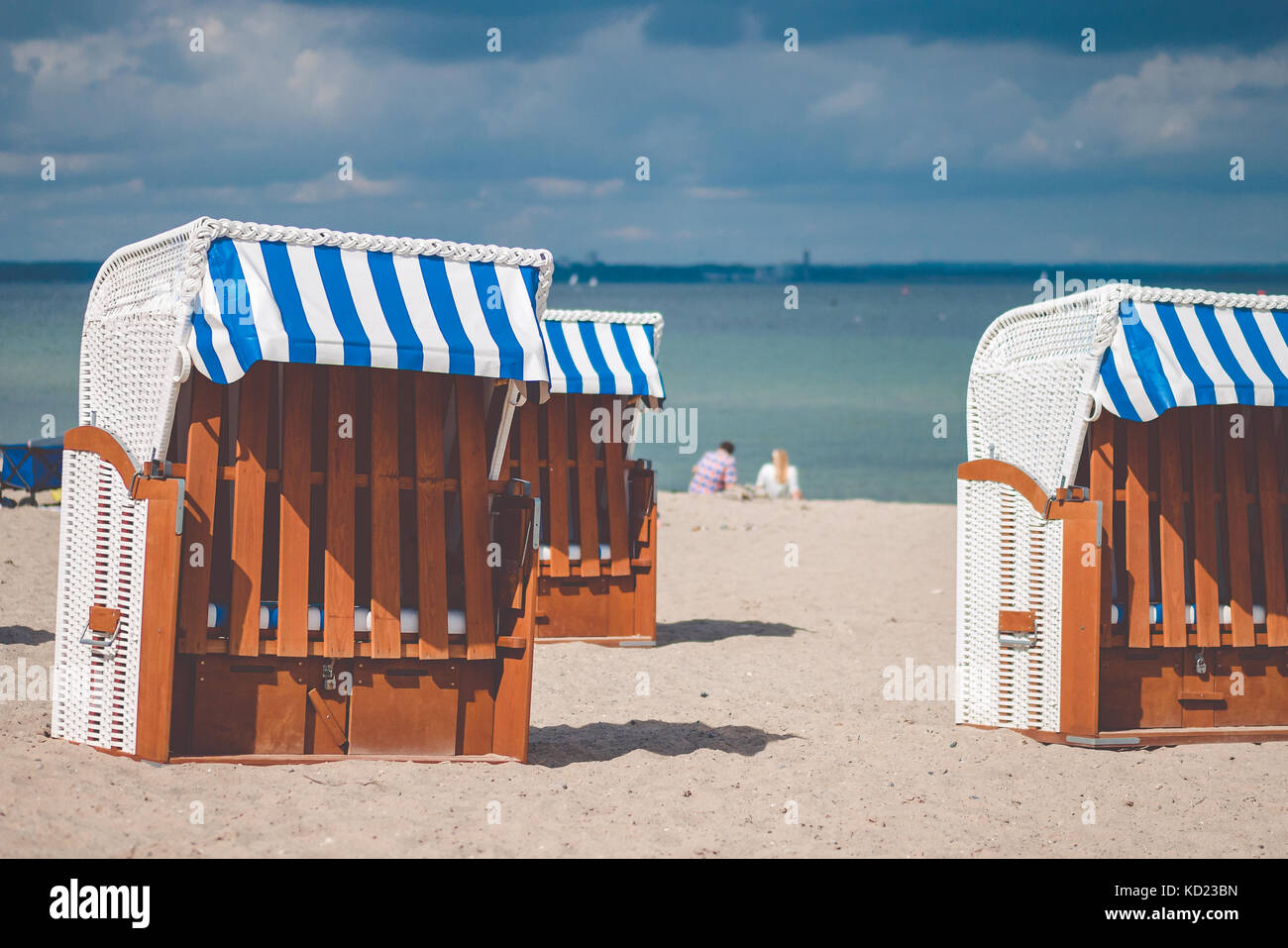 Chaises de plage multicolores, couverte de Travemunde en Allemagne Banque D'Images