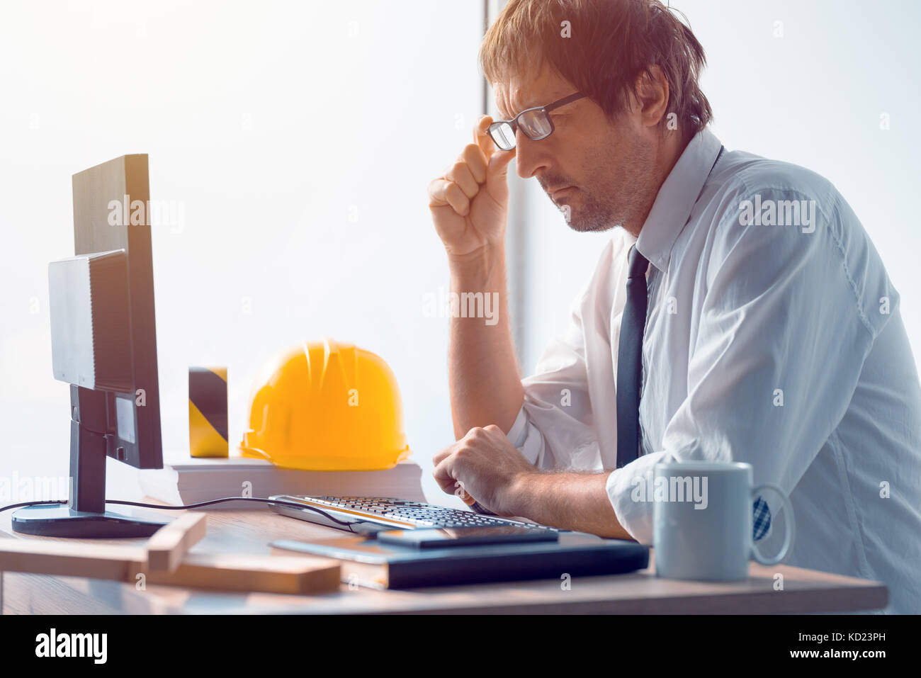 Ingénieur de construction travaillant sur ordinateur de bureau à l'aide de logiciels de CAO de croquis projet en architecture studio office Banque D'Images