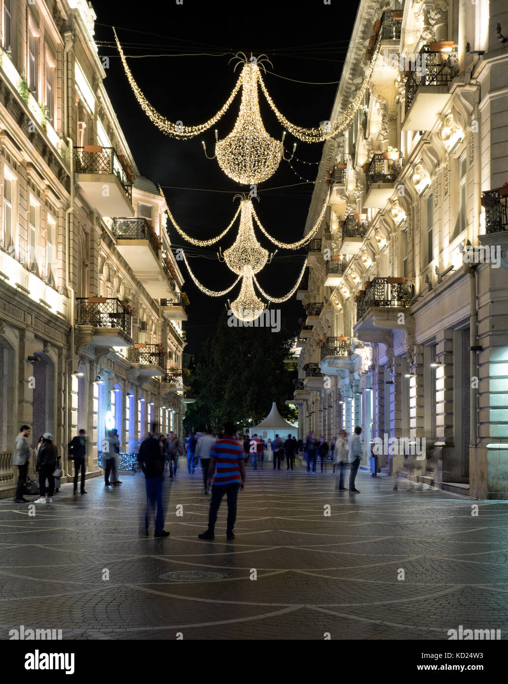 Baku, Azerbaïdjan - 18 mai 2017 : nizami street dans le centre-ville illuminé par nuit. Banque D'Images