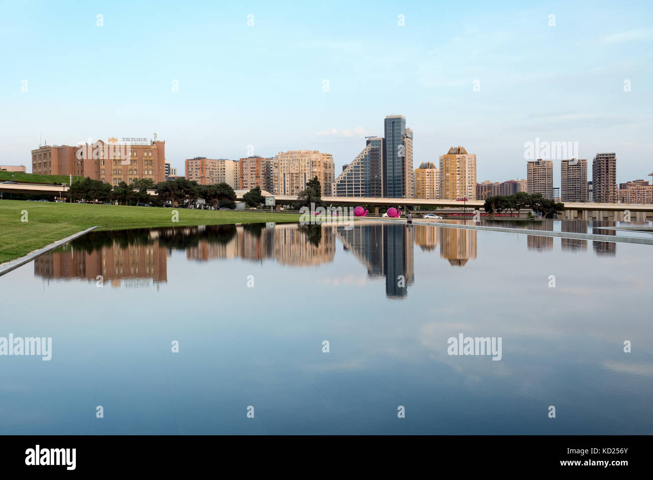 Baku, Azerbaïdjan - Le 19 mai 2017 : sur les toits de la ville reflétée dans un lac, l'architecture moderne Banque D'Images