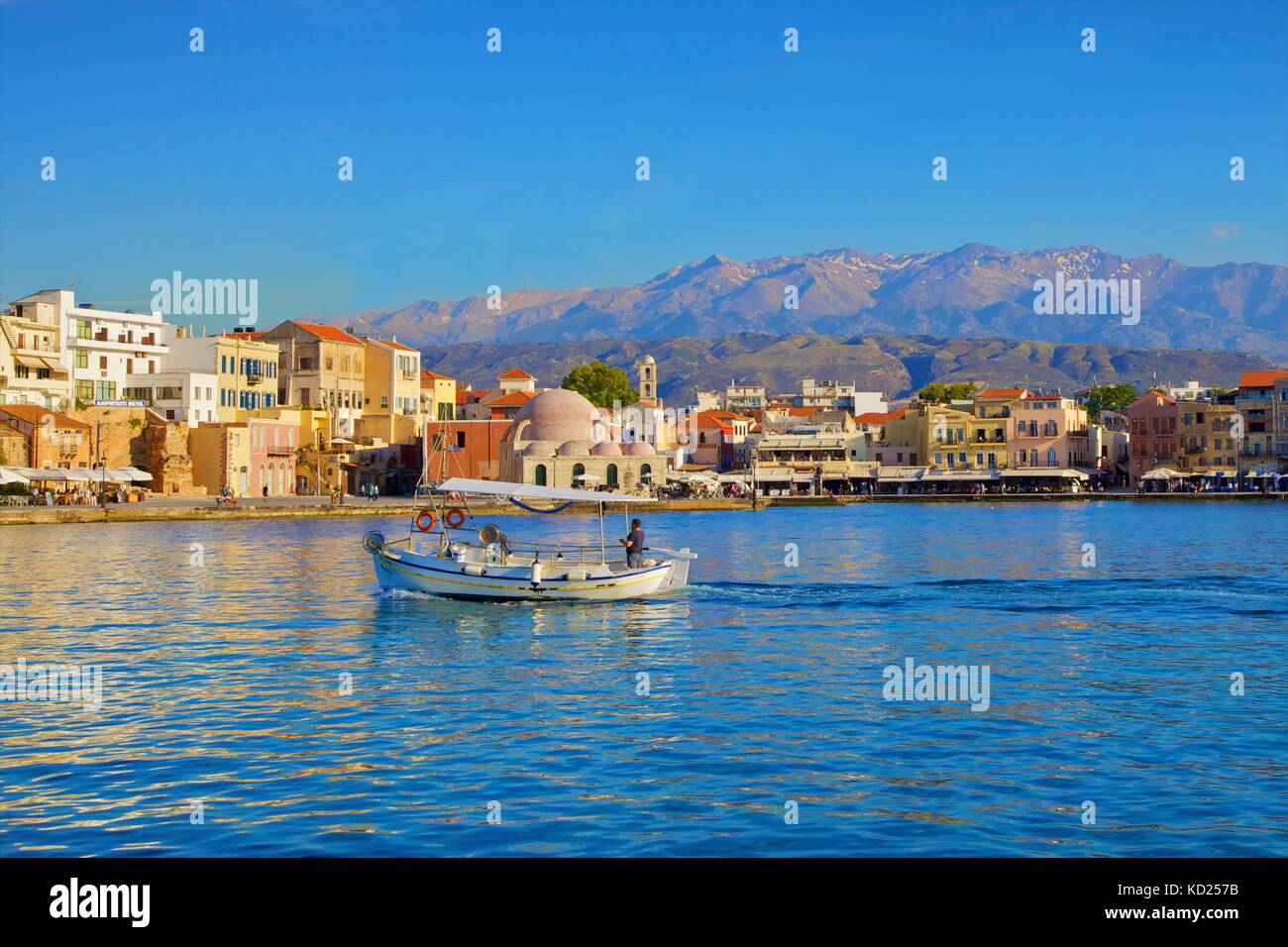 Bateau de pêche dans le port vénitien, Chania, Crète, îles grecques, Grèce, Europe Banque D'Images