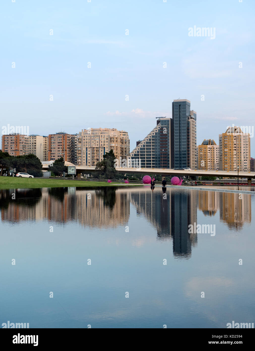 Baku, Azerbaïdjan - Le 19 mai 2017 : sur les toits de la ville reflétée dans un lac, l'architecture moderne Banque D'Images