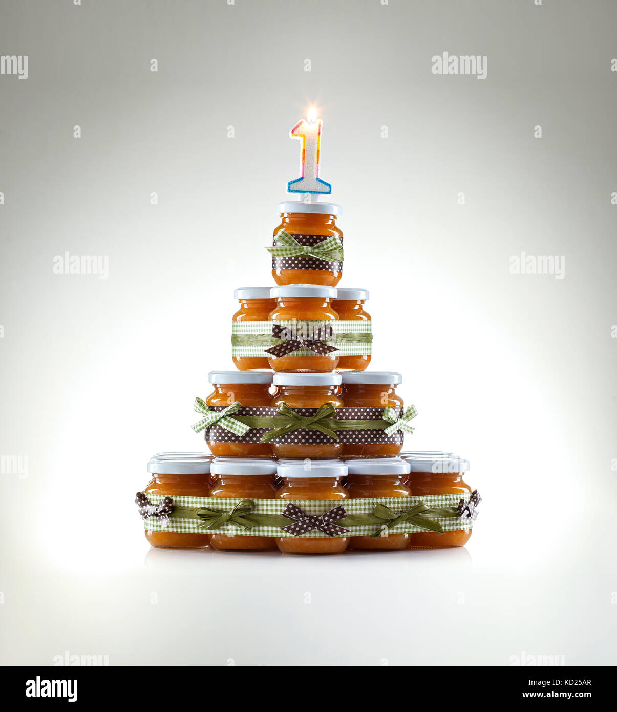 Pots De Confiture Elegant Situe Dans La Forme D Un Gateau D Anniversaire Avec Une Bougie Photo Stock Alamy