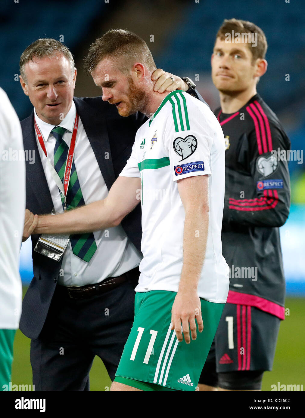 Michael O'Neill, responsable de l'Irlande du Nord, console Chris Brunt après son propre but contre la Norvège, après le match du groupe C de qualification de la coupe du monde de la FIFA 2018 au stade Ullevaal, Oslo. Date de la photo : dimanche 8 octobre 2017.Voir PA Story soccer N Irlande.Le crédit photo devrait se lire: Martin Rickett/PA Wire.RESTRICTIONS : utilisation éditoriale uniquement, aucune utilisation commerciale sans autorisation préalable. Banque D'Images Michael O'Neill, responsable de l'Irlande du Nord, console Chris Brunt après son propre but contre la Norvège, après le match du groupe C de qualification de la coupe du monde de la FIFA 2018 au stade Ullevaal, Oslo. Date de la photo : dimanche 8 octobre 2017.Voir PA Story soccer N Irlande.Le crédit photo devrait se lire: Martin Rickett/PA Wire.RESTRICTIONS : utilisation éditoriale uniquement, aucune utilisation commerciale sans autorisation préalable. Banque D'Images
