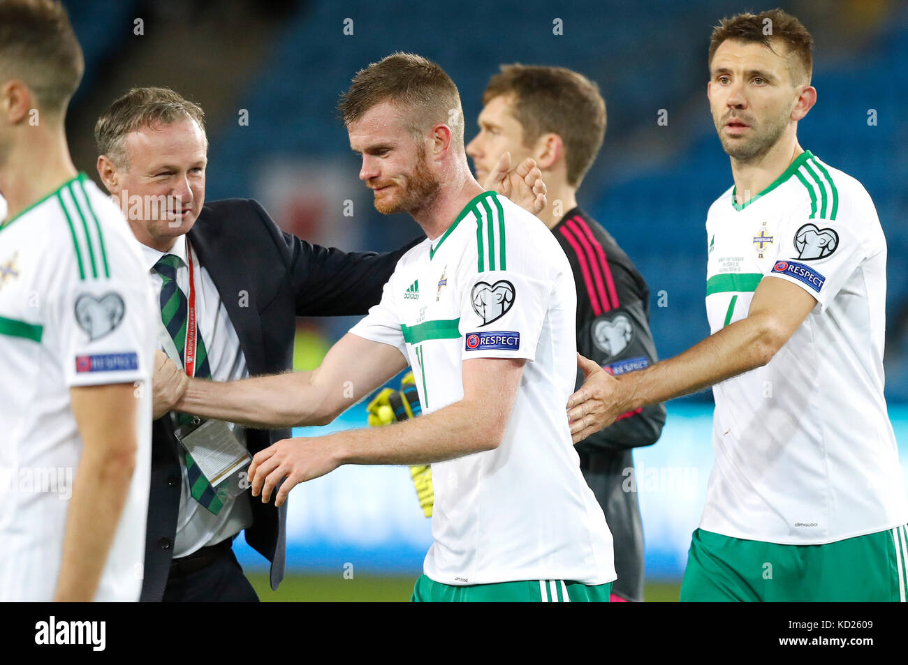 Michael O'Neill, responsable de l'Irlande du Nord, console Chris Brunt après son propre but contre la Norvège, après le match du groupe C de qualification de la coupe du monde de la FIFA 2018 au stade Ullevaal, Oslo. Date de la photo : dimanche 8 octobre 2017. Voir PA Story SOCCER N Irlande. Le crédit photo devrait se lire: Martin Rickett/PA Wire. . Banque D'Images Michael O'Neill, responsable de l'Irlande du Nord, console Chris Brunt après son propre but contre la Norvège, après le match du groupe C de qualification de la coupe du monde de la FIFA 2018 au stade Ullevaal, Oslo. Date de la photo : dimanche 8 octobre 2017. Voir PA Story SOCCER N Irlande. Le crédit photo devrait se lire: Martin Rickett/PA Wire. . Banque D'Images