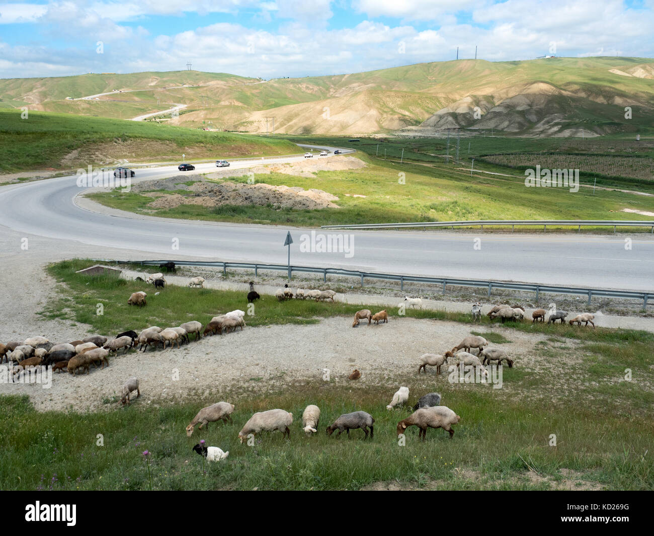 Route qui traverse les montagnes du Grand Caucase, dans le nord de l'Azerbaïdjan Banque D'Images