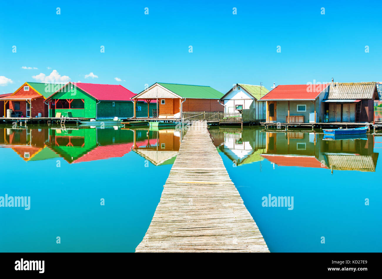 Vieilles cabanes de pêche colorés sur un lac Banque D'Images