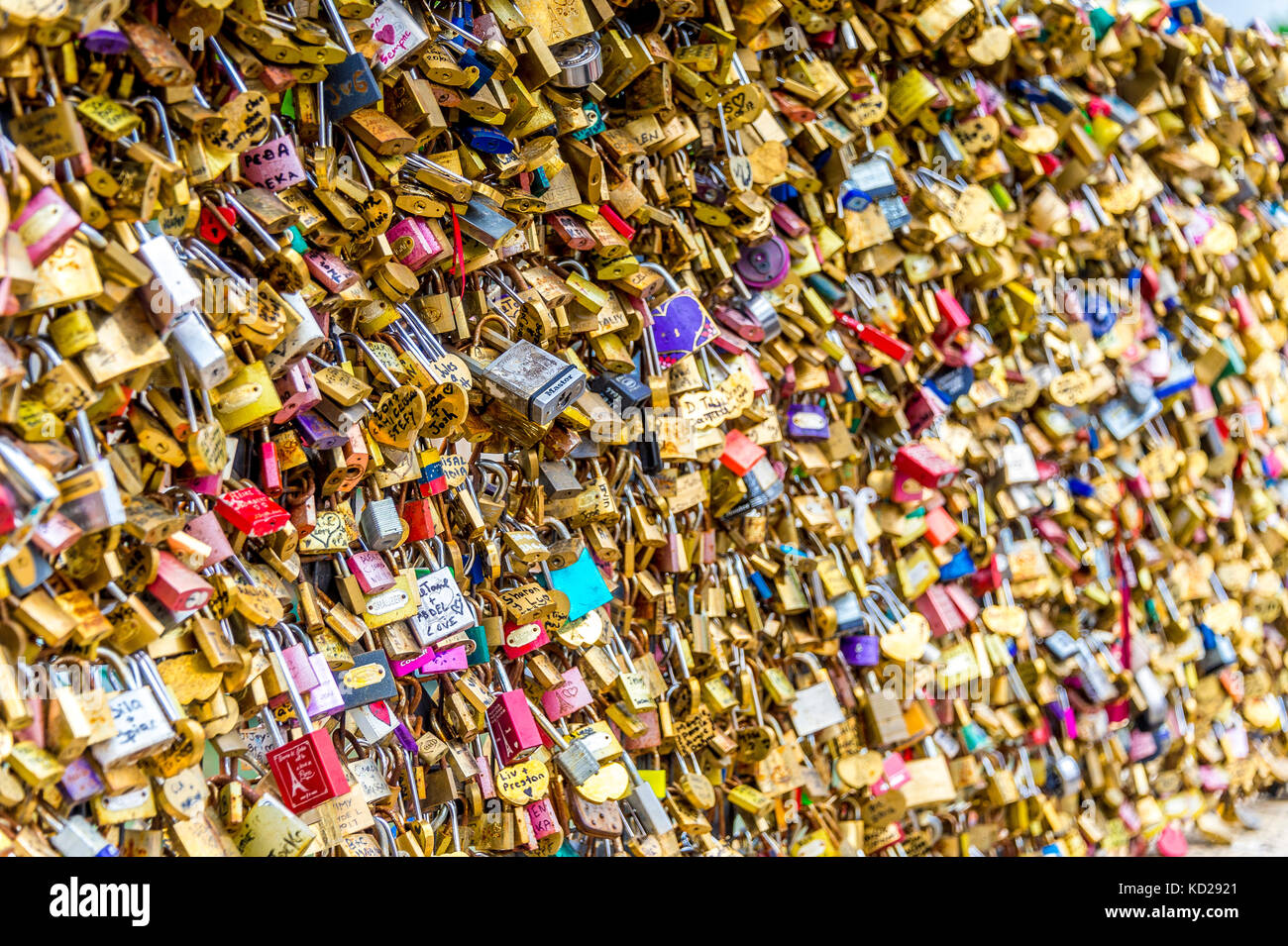 L'amour se verrouille sur un pont de l'Île de la Cité à Paris. Un verrou d'amour est un cadenas que les amoureux verrouillent à un pont, une clôture, une porte ou un monument. Banque D'Images