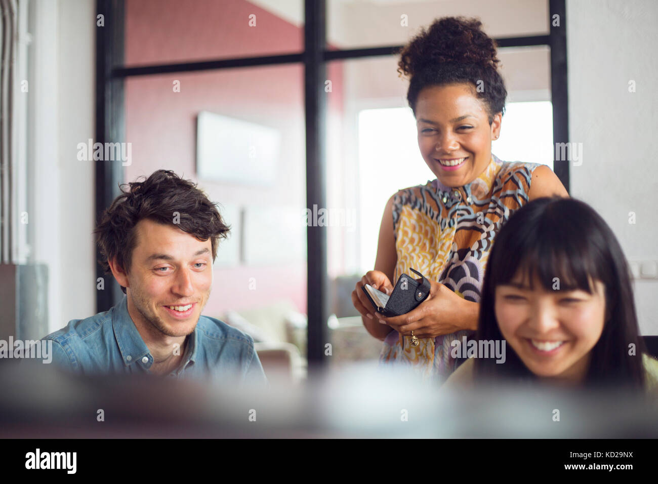 Collaborateurs smiling Banque D'Images