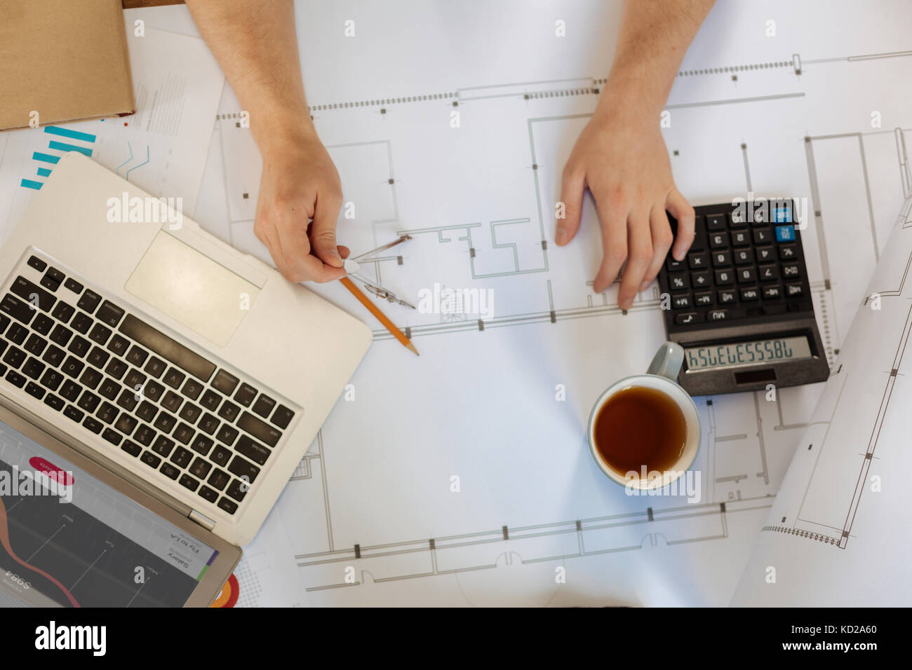 Vue de dessus de mains d'hommes travaillant sur plan Banque D'Images