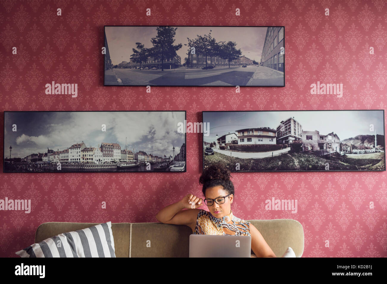 Beautiful woman on sofa and using laptop Banque D'Images