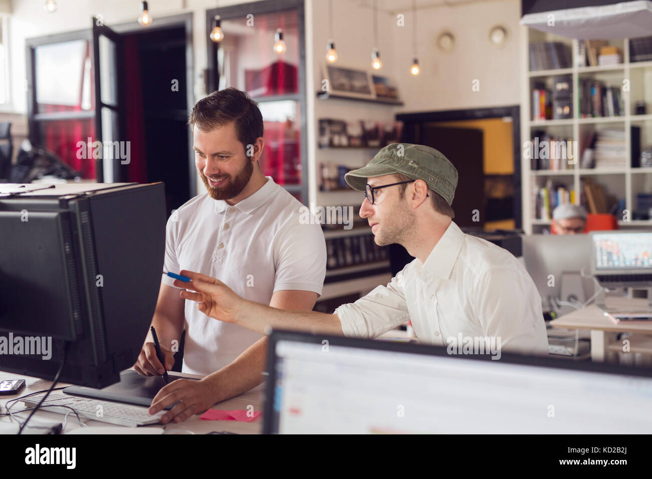 Men working in office Banque D'Images