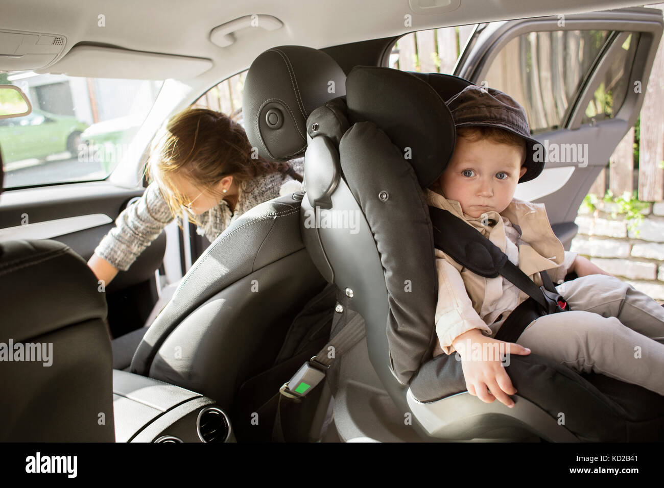 Baby Boy fils (18-23 mois) sitting in car Banque D'Images