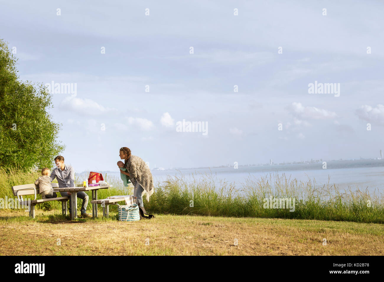 Au repos de la famille par la mer Banque D'Images