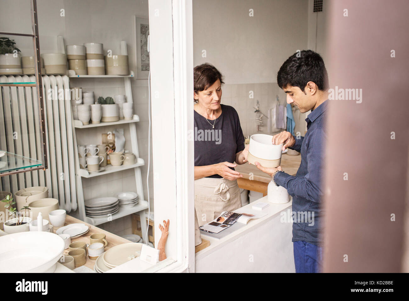 Potter montrant produit au client Banque D'Images