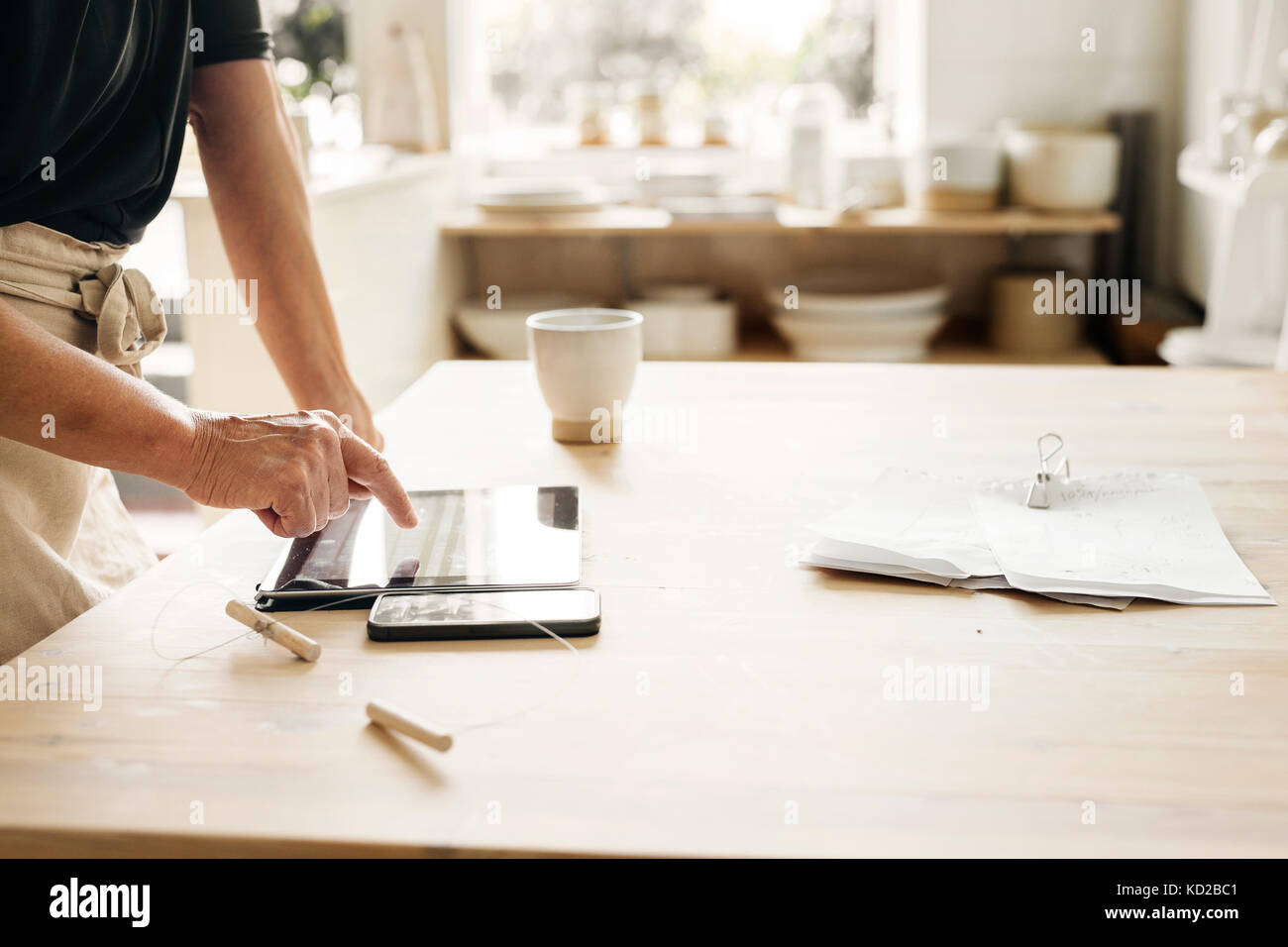 Potter using digital tablet au travail Banque D'Images