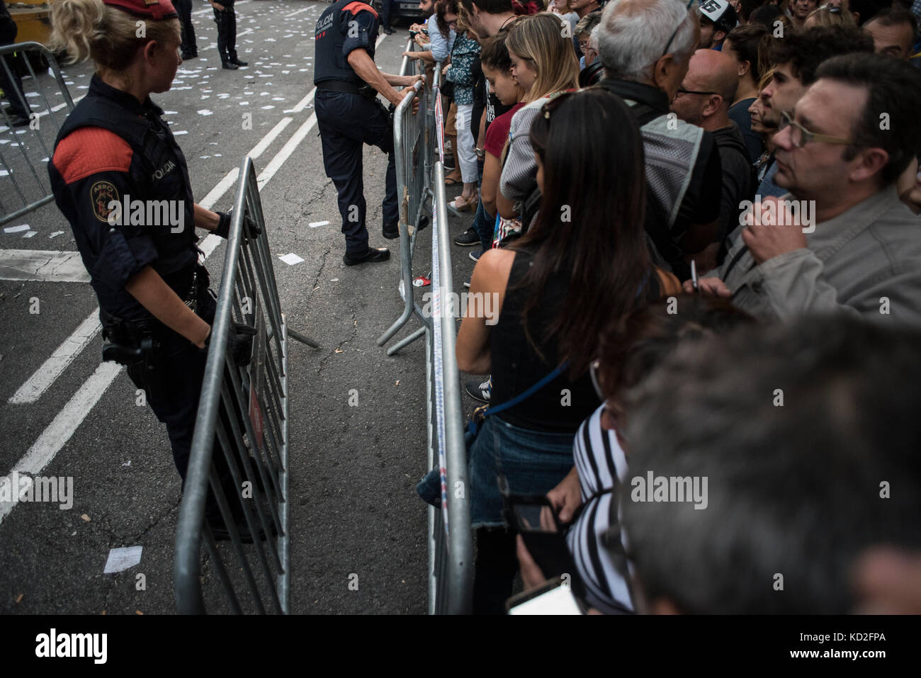 Un Mosso d'Esquadra renforce la clôture devant le siège de la police d'Etat à Barcelone. Crédit : Alamy / Carles Desfilis Banque D'Images