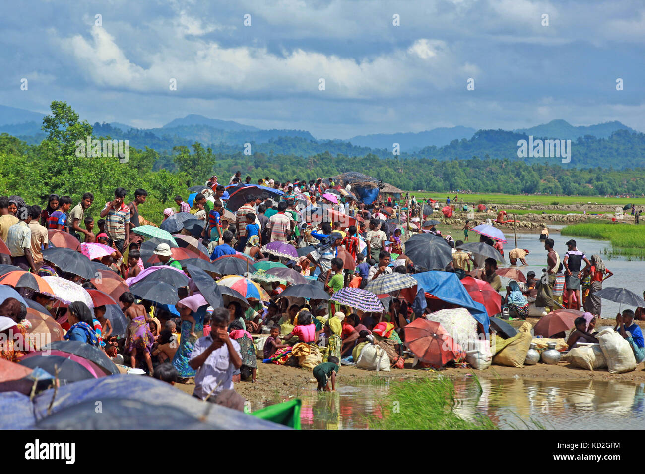 Cox's Bazar (Bangladesh). 9 octobre, 2017. rohingyas en attente à la frontière. Plus de 10 000 réfugiés rohingyas ont pénétré dans palongkhali hors de l'upazila ukhia de Cox's bazar fuyant les persécutions au Myanmar. crédit : sk Hasan Ali/Alamy live news Banque D'Images