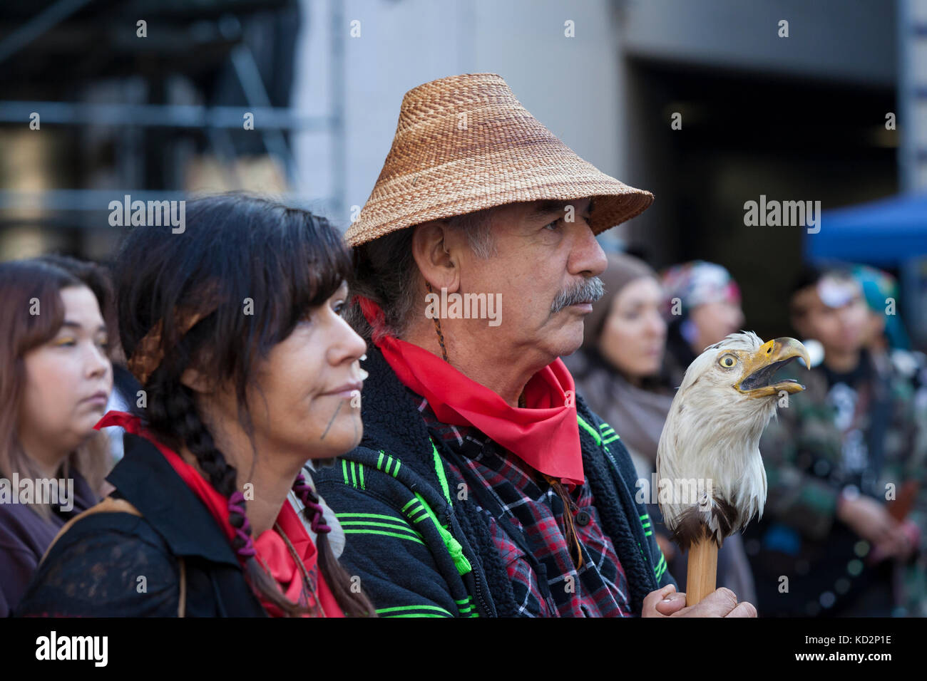 Seattle, États-Unis. 09Th oct, 2017. avec un membre de la tribu un aigle-surmonté le personnel de la journée des peuples indigènes et mars célébration à Westlake park. seattle a célébré la Journée des peuples indigènes au lieu de Columbus Day depuis un vote unanime du conseil de la ville de la renommée en l'honneur de toutes les populations autochtones en 2014. crédit : Paul christian gordon/Alamy live news Banque D'Images