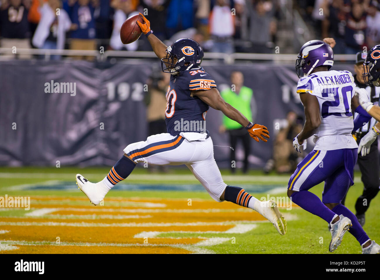 Chicago, Illinois, USA. 09Th Oct, 2017. - Porte # 30 Benny Cunningham traverse la ligne de but pour un touché au cours de la NFL match entre les Vikings du Minnesota et Chicago Bears à Soldier Field, à Chicago, IL. Photographe : Mike Wulf Crédit : csm/Alamy Live News Banque D'Images