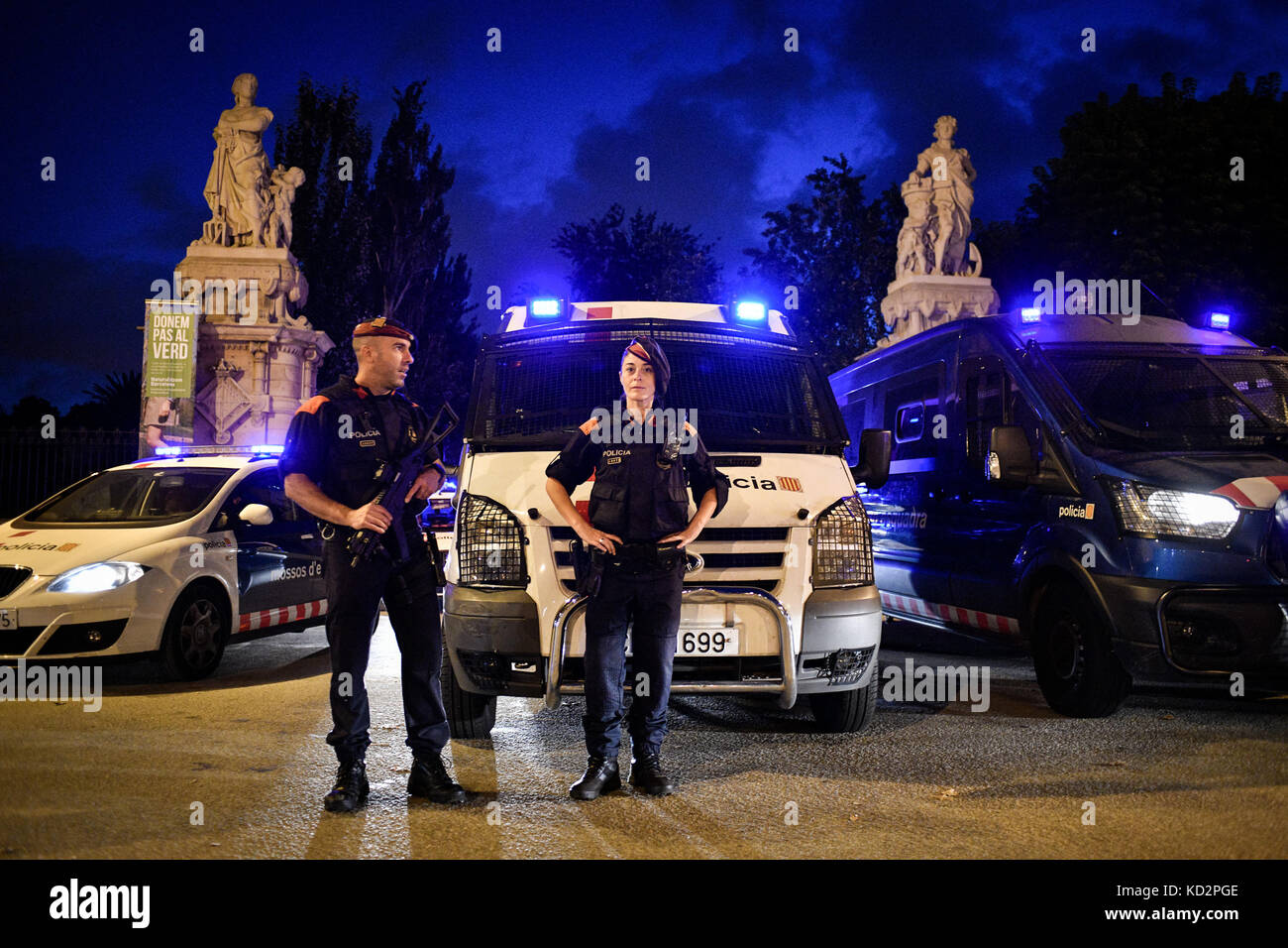 Barcelone, Espagne. 10 octobre 2017. Le parlement catalan est sécurisé par Mossos d'esquadra avant l'annonce de Puigdemont ce soir au crédit du Parlement catalan : Piero Cruciatti/Alamy Live News Banque D'Images