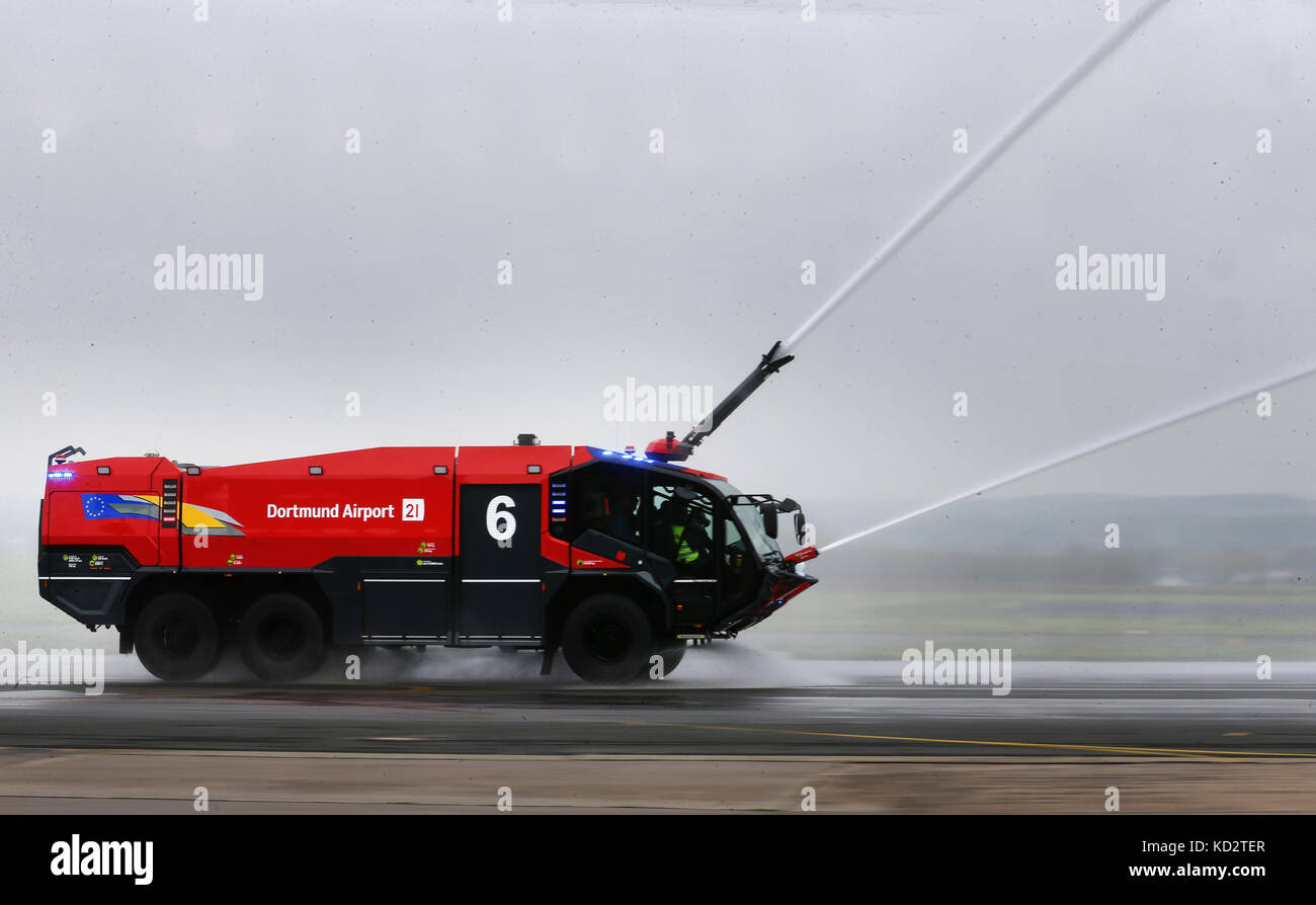 Dortmund, Allemagne. 09 octobre 2017. Le PANTHER 6 X 6 photographié lors de sa remise à la brigade des pompiers de l'aéroport de Dortmund à Dortmund, Allemagne, le 9 octobre 2017. L'aéroport de Dortmund élargit la flotte de véhicules de sa brigade de pompiers avec l'introduction du premier moteur de pompiers PANTHER 6 X 6 en Allemagne, issu de la dernière génération de véhicules du constructeur autrichien Rosenbauer. Crédit : INA Fassbender/dpa/Alamy Live News Banque D'Images