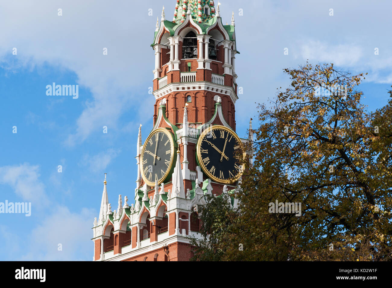 Météo russe, Moscou, Russie. 10 oct, 2017. partiellement nuageux matin. calme et chaude journée. La température de  +10C ( +50f). Voir spassky (principal) du sauveur kremlin tower sur un matin d'automne. crédit : Alex's pictures/Alamy live news Banque D'Images