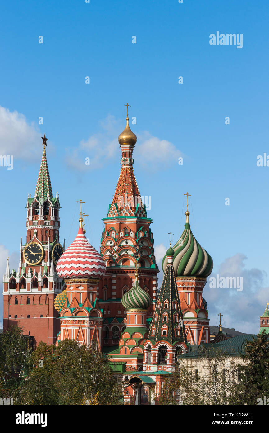 Météo russe, Moscou. Mardi, Octobre 10, 2017. partiellement nuageux matin. calme et chaude journée. La température de  +10C ( +50f). Vue sur le Kremlin de Moscou, st. la cathédrale Saint-Basile et la ville du nouveau parc paysage zaryadye qui a été ouvert par le Kremlin en septembre. Le parc a été développé sous la supervision de l'american design studio diller scofidio  + renfro. Il représente quatre zones climatiques de la Russie et de l'hôtel, philharmonia contient, de musées et d'autres objets. spassky tour du Kremlin et la cathédrale Saint-Basile. st. crédit : Alex's pictures/Alamy live news Banque D'Images