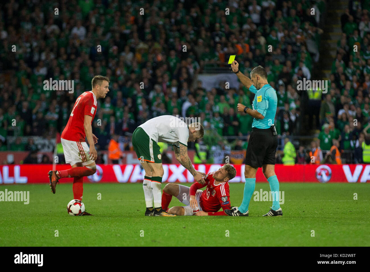 Cardiff, Wales, UK. 09Th oct, 2017. james mcclean de république d'irlande est montré une carte jaune tout en s'excusant auprès de Aaron Ramsey de galles lors de la coupe du monde 2018 match de qualification entre pays de Galles et de la république d'Irlande à Cardiff City Stadium. Photo par : Mark Hawkins/Alamy live news Banque D'Images