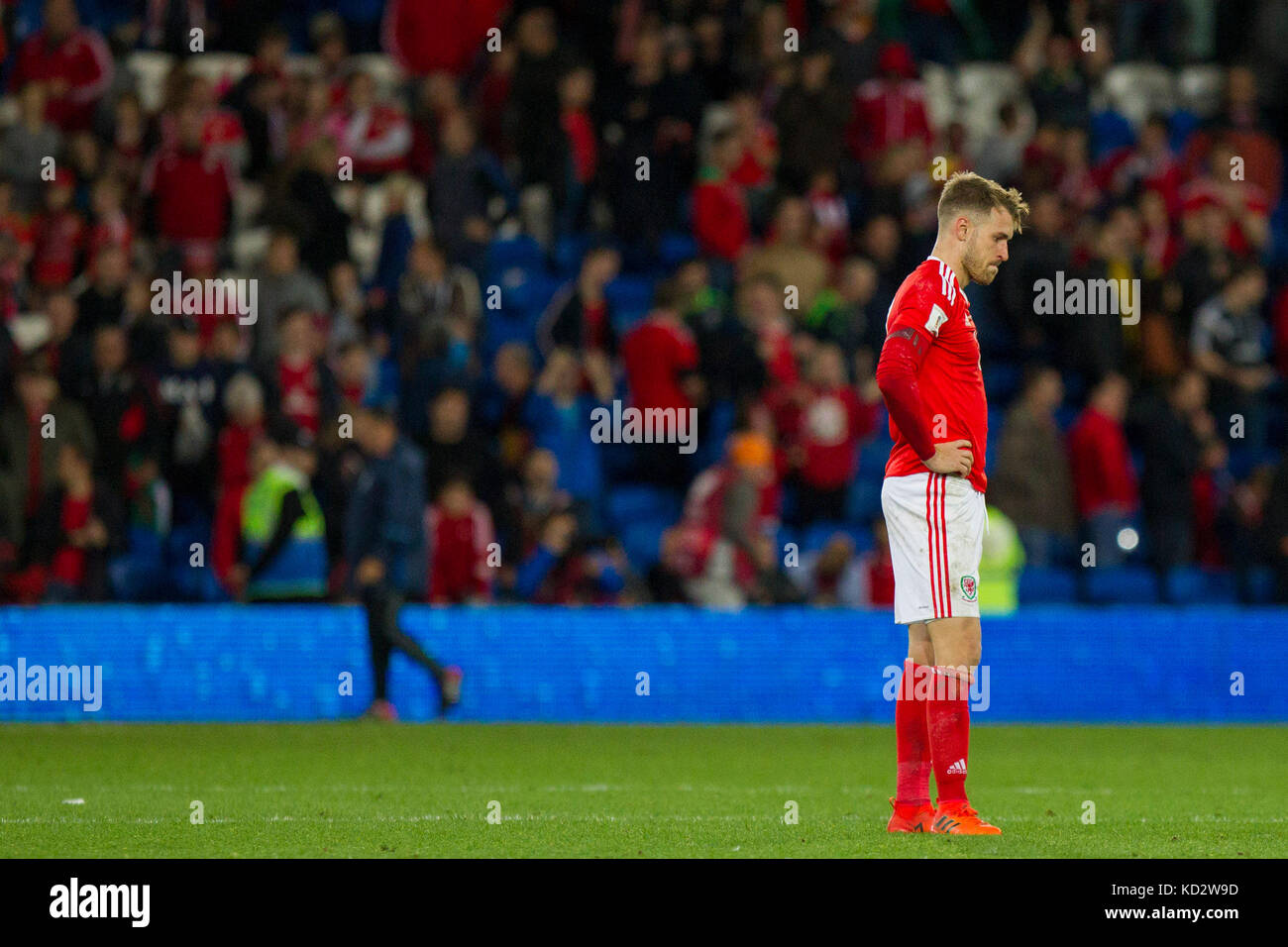 Cardiff, Wales, UK. 09Th oct, 2017. Aaron Ramsey de galles a l'air déprimé à plein temps de la coupe du monde 2018 match de qualification entre pays de Galles et de la république d'Irlande à Cardiff City Stadium. Photo par : Mark Hawkins/Alamy live news Banque D'Images