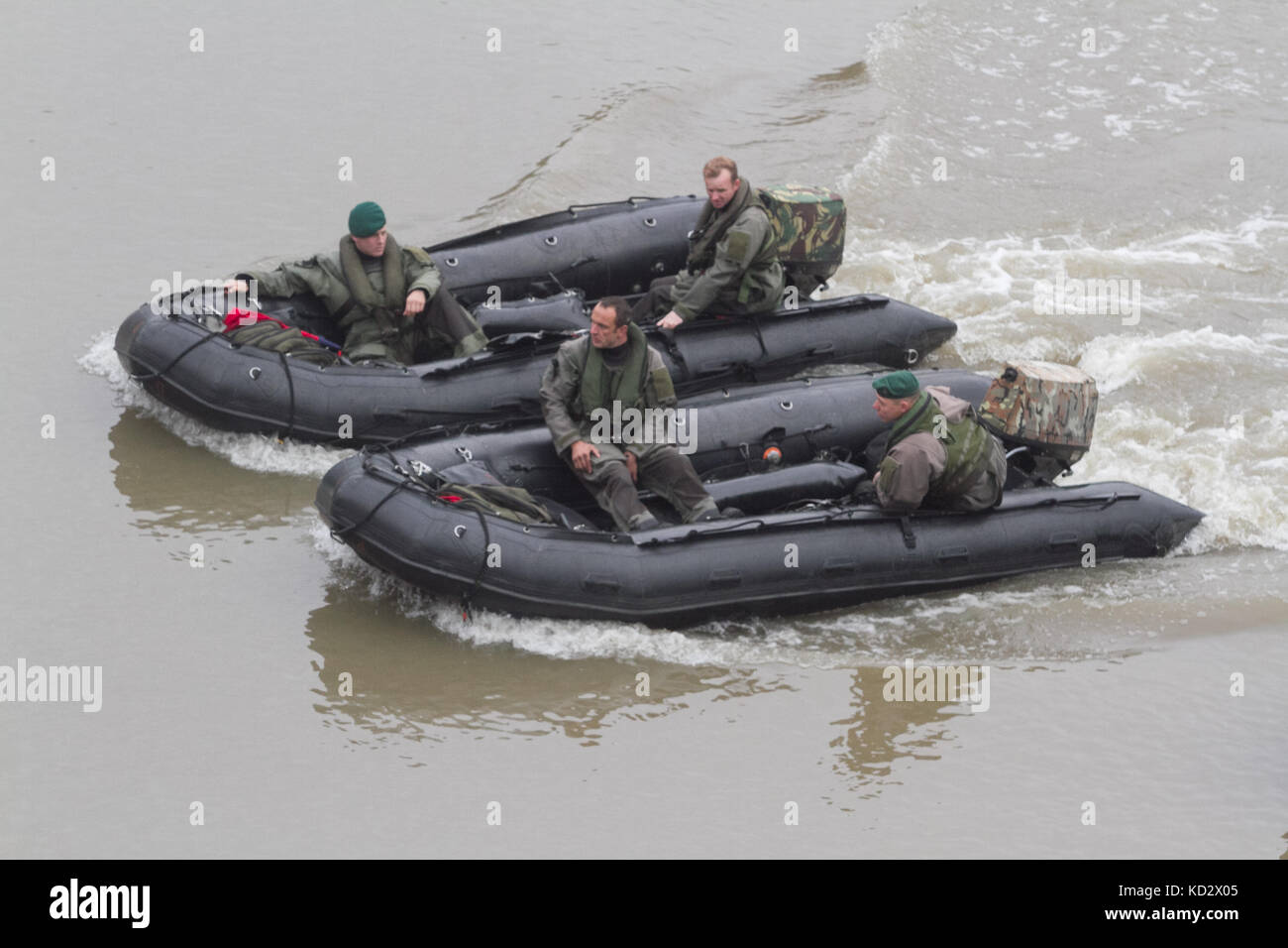 London uk. 10 octobre 2017. un groupe d'armée britannique béret vert marine commando de soldats sur un exercice d'entraînement sur la tamise à putney Banque D'Images