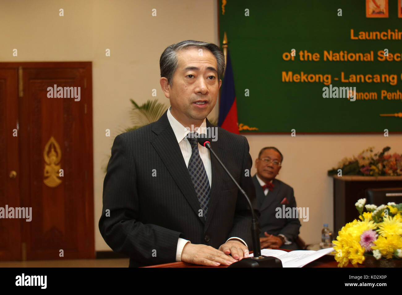 Phnom Penh, Cambodge. 10 octobre 2017. L’ambassadeur chinois au Cambodge Xiong Bo prononce un discours lors de la cérémonie de lancement du Secrétariat national du Cambodge pour la coopération Lancang-Mékong (LMC) à Phnom Penh, Cambodge, le 10 octobre 2017. Le ministre cambodgien des Affaires étrangères, Prak Sokhonn, a déclaré mardi que la nation de l’Asie du Sud-est considérait la coopération Lancang-Mékong (LMC) comme un important cadre de coopération sous-régionale globale dans les aspects politiques, économiques et socioculturels. Crédit : Sovannara/Xinhua/Alamy Live News Banque D'Images