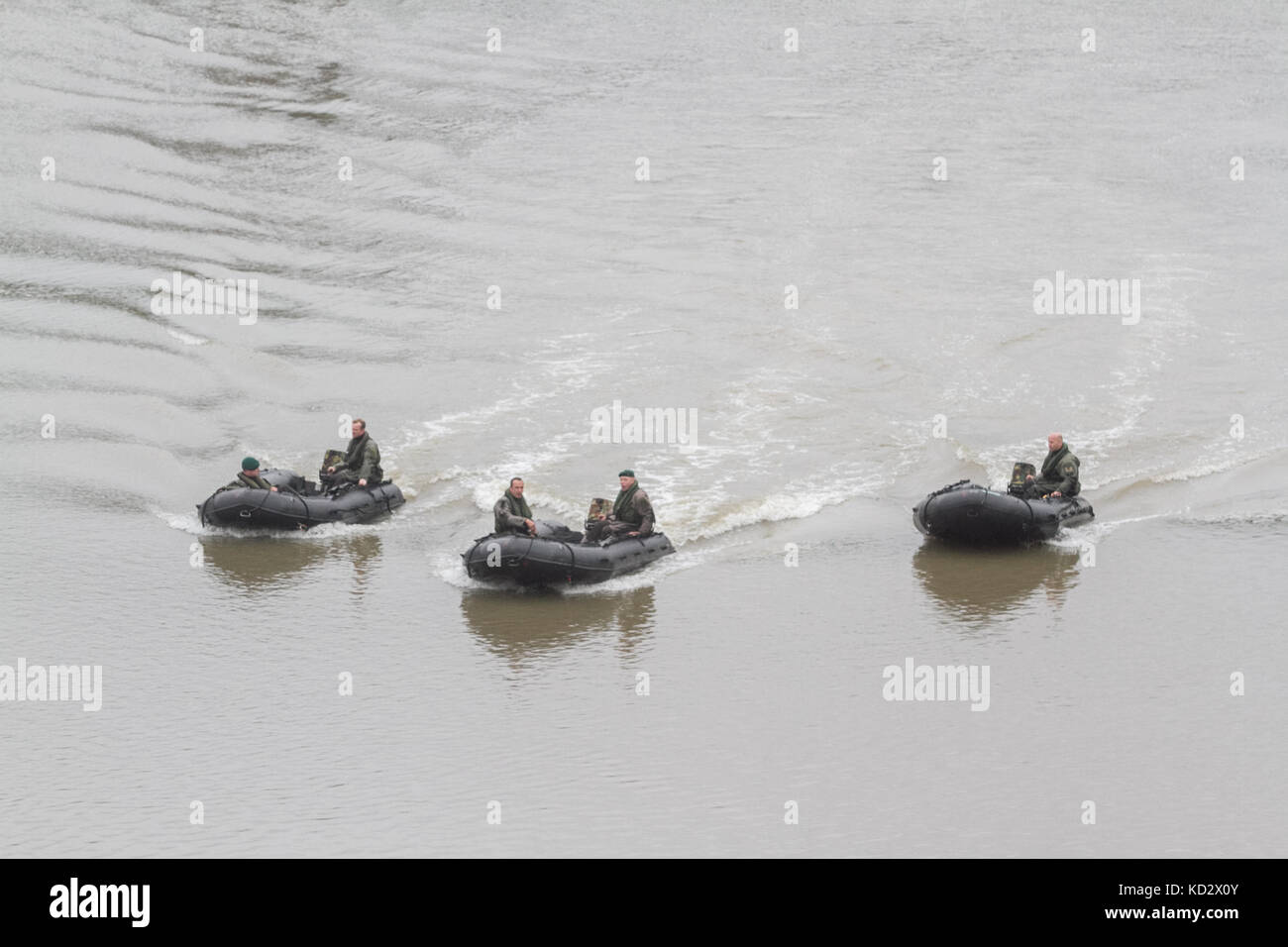 London uk. 10 octobre 2017. un groupe d'armée britannique béret vert marine commando de soldats sur un exercice d'entraînement sur la tamise à putney Banque D'Images