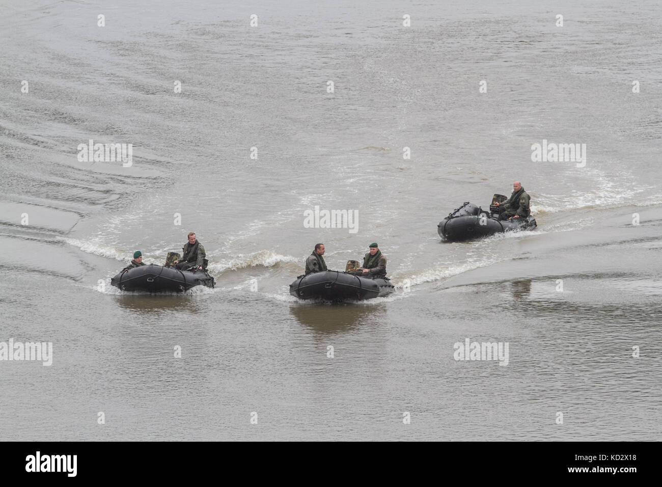 London uk. 10 octobre 2017. un groupe d'armée britannique béret vert marine commando de soldats sur un exercice d'entraînement sur la tamise à putney Banque D'Images